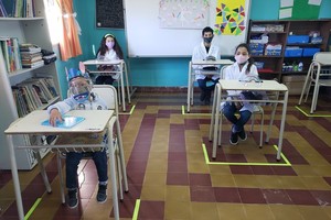 ELLITORAL_336356 |  Mirador Provincial Nueva normalidad. Los alumnos de la escuela rural, con máscaras en el aula.