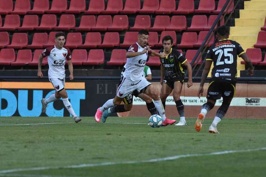 ELLITORAL_339436 |  Mauricio Garín Se mete Lértora con decisión dentro del área de Defensa y Justicia. El volante volvió a rendir en muy buena forma y es otro de los picos altos de rendimiento. El sábado fue uno de los mejores.