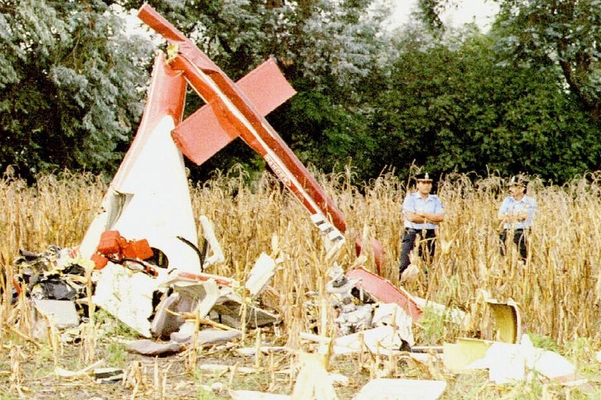 ELLITORAL_290476 |  Archivo El Litoral Estado en el que quedó el helicóptero tras caer en un maizal a la vera de la ruta 9, cerca de Ramallo. Aún se investiga si fue un accidente (impactó con cables de alta tensión) o un atentado (lo atacaron a balazos).