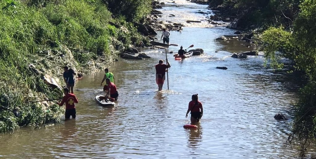 Continúa la búsqueda de la joven que cayó con su auto a un arroyo en Paraná