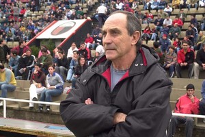 Archivo El Litoral /Amancio Alem Sosa, en una de sus visitas a la cancha de Colón con Argentinos Jrs, por 2005.