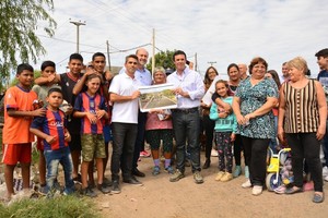 Gentileza Saleme, junto al gobernador Perotti, Martínez Kerz y las vecinas y vecinos.