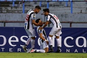 ELLITORAL_362432 |  Télam/Diego Izquierdo Télam Mar del Plata : Festejos de uno de los goles de Central Córdoba de Santiago del Estero en el cotejo ante Aldosivi por la Liga Profesional