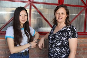 El Litoral Respaldo. Julieta Loza junto a la docente Sandra Neumann, que es su tutora en la Olimpiada Argentina de Historia. La alumna representa a la Escuela Media N° 340 República del Perú de Santo Tomé.