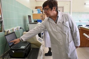 Flavio Raina / Archivo Más preparados y mejor capacitados. Así encuentra al personal del Laboratorio Central esta segunda ola de casos de Covid-19. En la imagen, su director, Carlos Pastor.