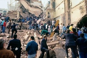 ELLITORAL_314268 |  Archivo El Litoral 26 años del peor atentado ocurrido en suelo argentino cuando una bomba destruyó la sede de la Amia en Buenos Aires y dejó 85 fallecidos.