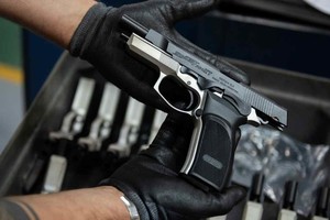 ELLITORAL_358676 |  Internet Puntería. Pistolas semiautomáticas para la policía santafesina y un llamado a licitación para  una marca en particular , según la denuncia ante la Justicia.