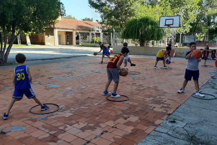 ELLITORAL_354445 |  Gonzalo Fracchia La interacción con elementos como los aros es vital en esta etapa del aprendizaje.