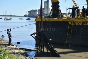 ELLITORAL_270073 |  Luis Cetraro Afuera. Los restos son alojados en la orilla y una vez que se retiren todos los escombros serán retirados del predio del Puerto.