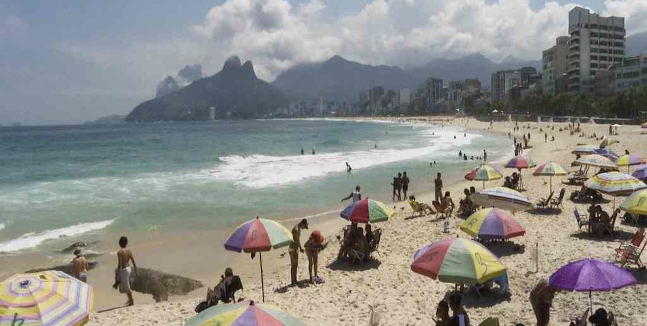 Río de Janeiro decretó toque de queda nocturno y prohibió el comercio en playas