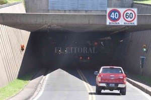Mauricio Garin Tanto el aire fresco como el aire sucio se traslada longitudinalmente a los cabezales donde está una torre de ventilación baja que tiene forma de televisor (extrae el aire vicioso) y una torre más alta por la que ingresa el aire fresco (limpio).