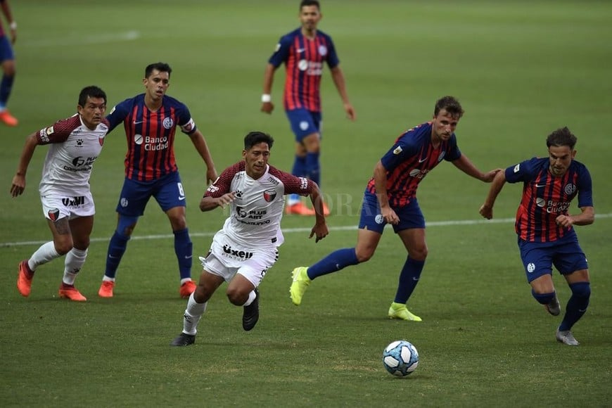 ELLITORAL_357802 |  Ignacio Izaguirre Aliendro transporta la pelota apoyado por el Pulga y rodeado de jugadores de San Lorenzo. Ambos rivales vuelven a enfrentarse, pero esta vez en Santa Fe.
