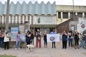 Guillermo Di Salvatore Obras y mejoras en el barrio también integraron la lista de reclamos frente al edificio escolar de calle Aguado al 2900.
