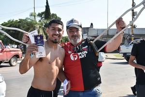 ELLITORAL_268992 |  Flavio Raina La satisfacción de los hinchas sabaleros, ya con la entrada en sus manos.