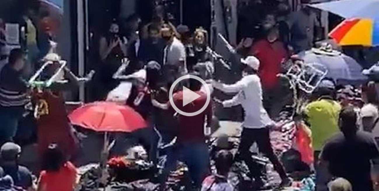 Video: batalla campal entre manteros y comerciantes en Flores