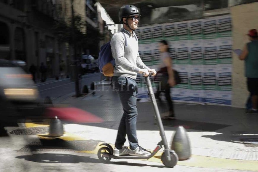 ELLITORAL_268200 |  Gentileza Son prácticos para manejarse en distancias cortas. En Buenos Aires ya está regulado su uso: se alquilan por hora, los usuarios deben usar casco y andar sólo por ciclovías. En Rosario, buscan legislar este formato de  micromovilidad  urbana.