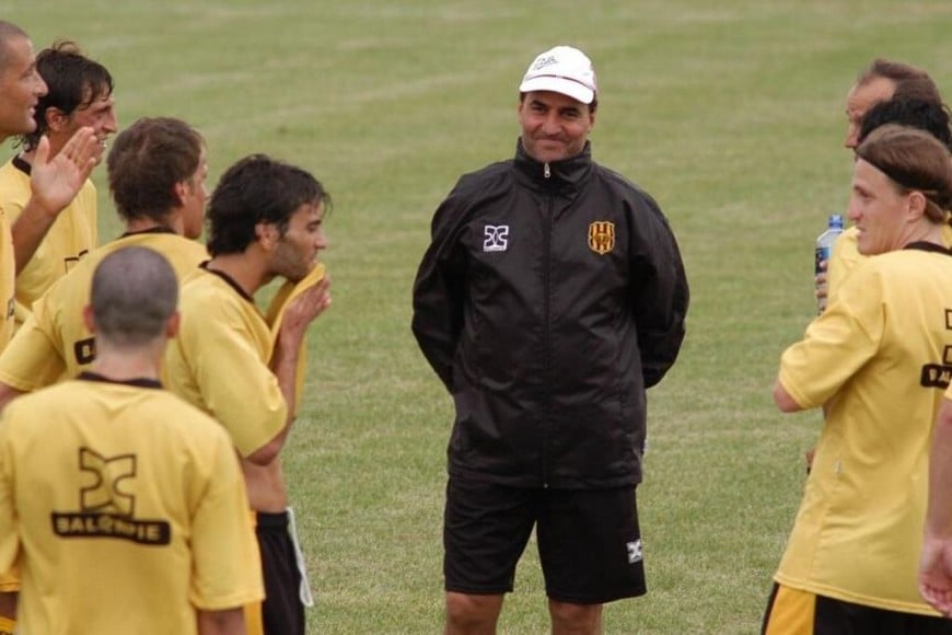 ELLITORAL_296757 |  Gentileza Leonardo Carol Madelón, en sus primeros entrenamientos como DT de Olimpo,al cual devolvería a Primera división en 2007.