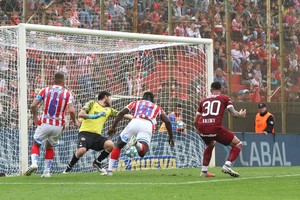 ELLITORAL_259827 |  Pablo Aguirre No alcanzó. Con cuatro delanteros y un mediocampista netamente ofensivo, Unión no logró empatarle el partido a Lanús. El descuento llegó gracias al cabezazo de Gómez Andrade tras el  pase a la cabeza  del tiro libre de Cavallaro.