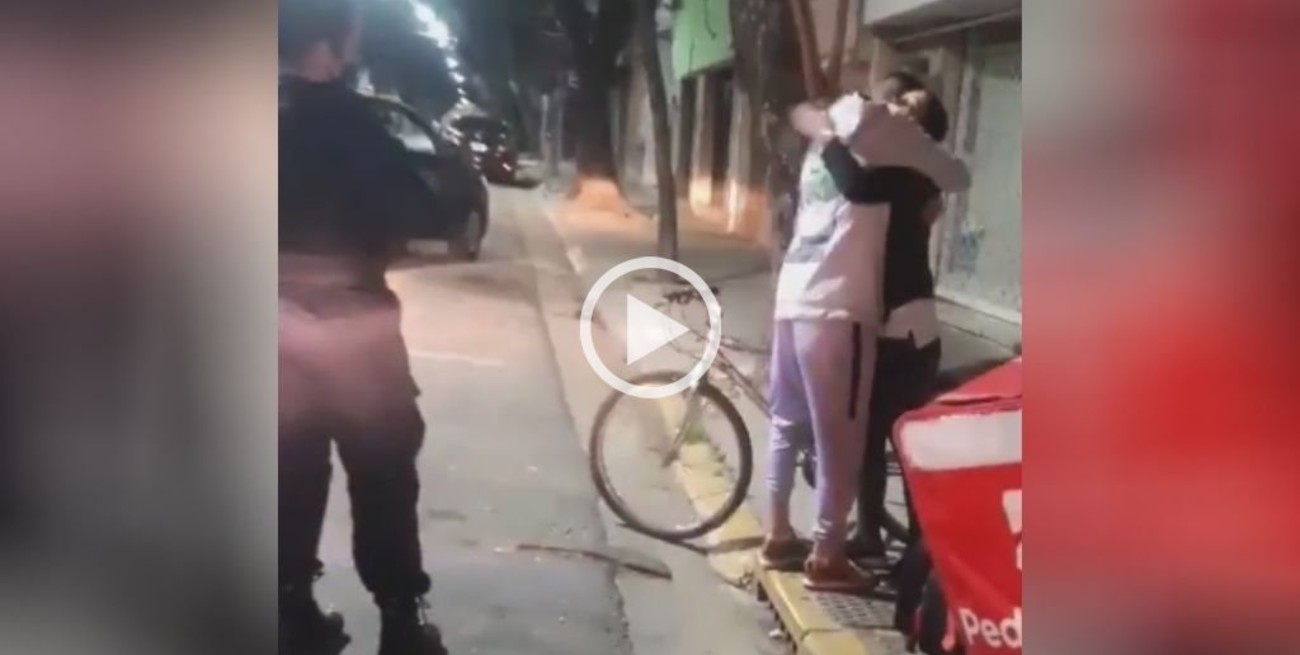 Video: Le robaron la bicicleta a un delivery y una vecina le regaló la suya para que pueda seguir trabajando