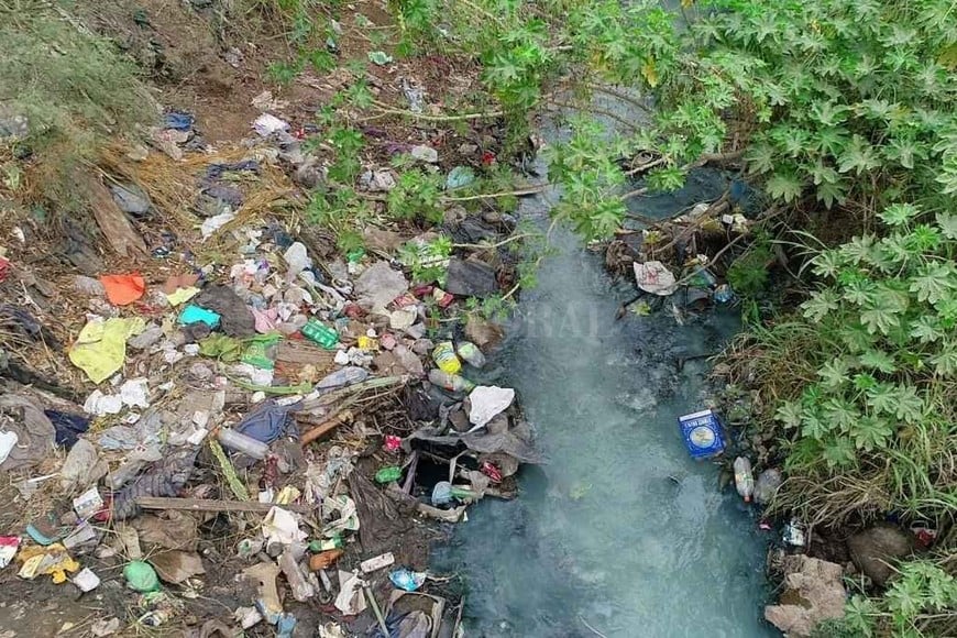 ELLITORAL_317380 |  Fernando Nicola Destino final. Cuando los residuos no se reciclan, en su mayoría, van a parar al agua.