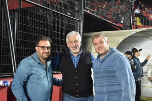 ELLITORAL_254080 |  Manuel Alberto Fabatía Junto con Argentinos.En la foto, Cristian Malaspina (izquierda) y José Alonso, en el centro. El presidente de Argentinos Juniors es quien pedirá votar el miércoles el cambio del sistema de descensos en la Argentina. El vice sabalero es quien concurre habitualmente a Superliga, aunque por la importancia del tema podría ir también el propio Vignatti. Colón, con un promedio en baja, ve con buenos ojos que dos desciendan por puntos.