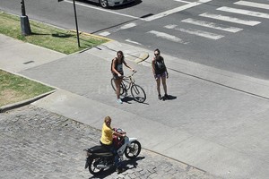 Flavio Raina La  Ciudad 30  busca  aliviar tensiones  entre todos los actores del espectro vial, desde los conductores de autos y motos hasta ciclistas y peatones.