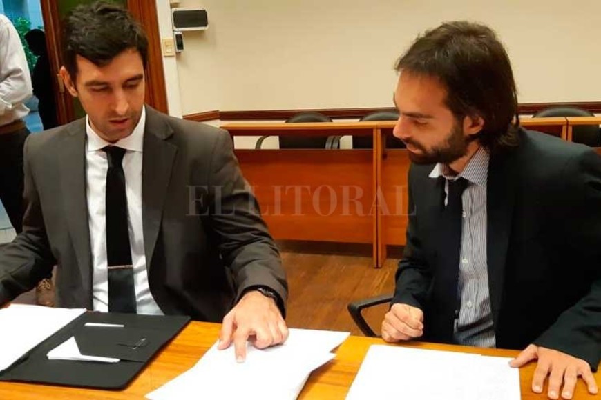 ELLITORAL_385650 |  Archivo El Litoral El hombre investigado no se identificó como personal policial ni dio la voz de ´alto´ antes de disparar , dijeron los fiscales Martín Torres (izq.) y Ezequiel Hernández (der.).