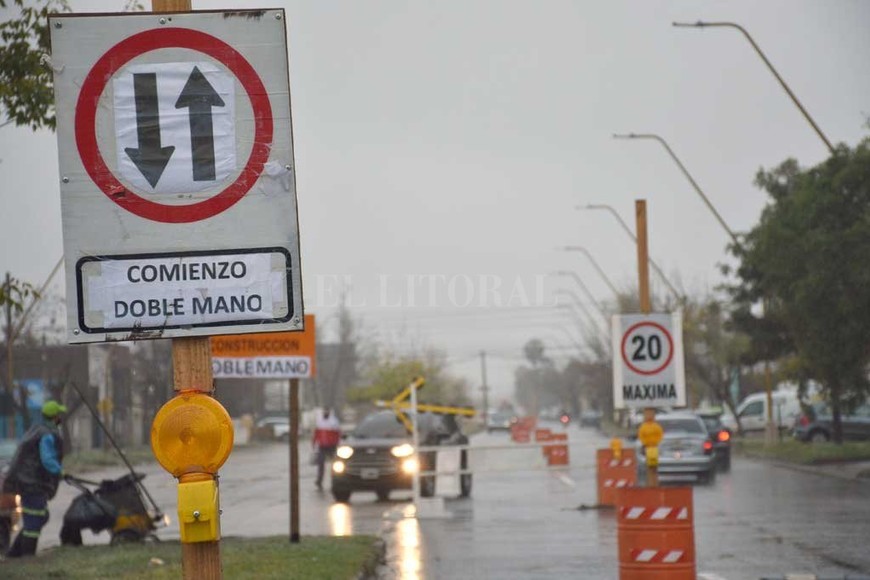 ELLITORAL_323065 |  Flavio Raina Precaución. Al circular por avenida Facundo Zuiviría hay que hacerlo con cuidado, debido a los desvíos en el tránsito.
