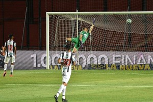 ELLITORAL_338123 |  Pablo Aguirre La obra de arte del Pulga Rodríguez. Su remate con  tres dedos  se metió por arriba, de emboquillada, dejando sin chances al Oso Sánchez. Golazo.