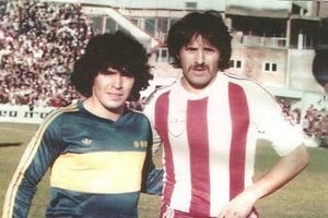 ELLITORAL_356771 |  Archivo El Litoral Diego Maradona y Leopoldo Jacinto Luque en un duelo entre Boca y Unión.