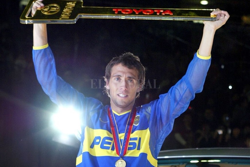 ELLITORAL_298308 |  Archivo Una foto para muy pocos  elegidos : el premio por haber sido el mejor jugador de la final del mundo ante el Milan.