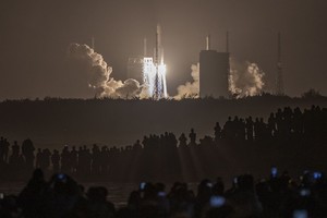 Télam A Long March 5 rocket carrying China's Chang'e-5 lunar probe launches from the Wenchang Space Center on China's southern Hainan Island on November 24, 2020, on a mission to bring back lunar rocks, the first attempt by any nation to retrieve samples from the moon in four decades. -  (Photo by STR / AFP) / China OUT