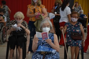 ELLITORAL_359553 |  Guillermo Di Salvatore Demografía. Muchas más mujeres que varones figuran en la nómina de personas mayores de 90. Así quedó plasmado este lunes en la Esquina Encendida.