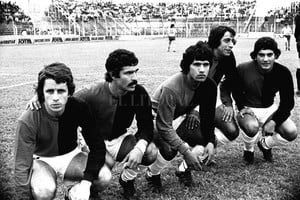 ELLITORAL_332524 |  Archivo El Litoral Daniel Vicente Aricó, en el extremo de la foto, junto a Lalo Vega, José Artemio Luñiz (gran cabeceador), Hugo Villarruel (un volante virtuoso de los 70) y la Chiva Di Meola, goleador histórico hasta que dejó ese lugar en manos del Bichi Fuertes. Fue el tiempo en el que Aricó, ya fallecido, vino a Santa Fe a jugar en Colón.
