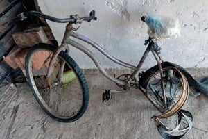 ELLITORAL_389500 |  Gentileza Prensa URXVI Un auto Chevrolet Corsa Classic colisionó con una bicicleta al mando de un hombre de 30 años, que perdió la vida en el lugar.