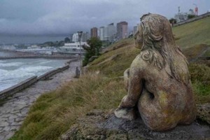 Imagen ilustrativa La estatua recuerda a la famosa Sirenita que está en la costa de Copenhague.