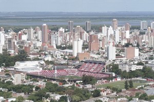 Pablo Aguirre Unión, la ciudad. Una vista aérea de El Litoral, con el fotógrafo ubicado en uno de los helicópteros de la provincia de Santa Fe. Se empieza a cerrar toda la bandeja sur del estadio 15 de Abril.