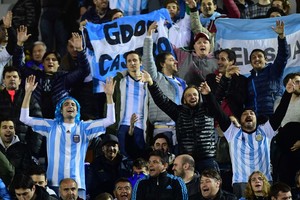 ELLITORAL_402241 |  Gentileza Hinchas argentinos aguardan el inicio del encuentro ante Uruguay el 31/08/2017 en el estadio Centenario de Montevideo, Uruguay. foto: Maximiliano Luna/telam/dpa
