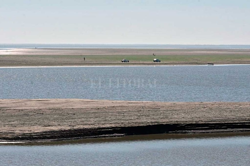 ELLITORAL_302274 |  Guillermo Di Salvatore Los dos autos en el suelo fangoso de la Laguna Setúbal
