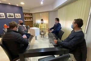 ELLITORAL_376239 |   Clemente, titular F.I.D.R, el Pte. Comunal Lemaire, Martín Ceschi del SAMCo y S. Bertolin, integrante de Comisión Comunal