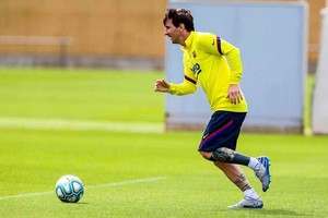 ELLITORAL_302125 |  Twitter Barcelona Por ahora, entrena. Esta semana, el plantel de Barcelona comenzó a practicar con el protocolo necesario. Lionel Messi espera ansioso la vuelta a la competencia.