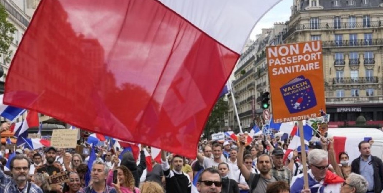 En Francia continúan las protestas por la obligatoriedad del pasaporte sanitario 