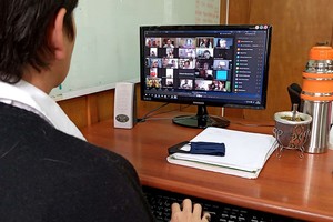 Híbrido. Con la mira puesta en el diseño de la  nueva normalidad universitaria  , las casas de altos estudios prevén cursos que combinen lo presencial con lo virtual.