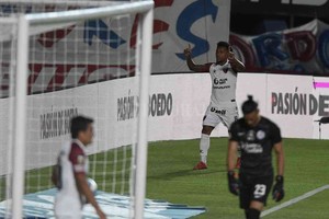 Ignacio Izaguirre - Pool Argra El ingreso de Wilson Morelo, quien no venía bien, fue determinante para que Colón tenga una actitud más agresiva en el segundo tiempo. Hizo un muy lindo gol.