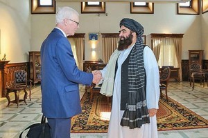 ELLITORAL_408827 |  Gentileza Simon Gass, enviado del Reino Unido, junto al ministro de Relaciones Exteriores afgano, Amir Khan Muttaqi.