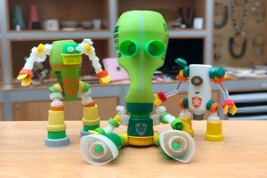 ELLITORAL_398554 |  Gentileza BO- TITO: Este juguete se diseña con envases de plástico post consumo hogareño y de ese modo se busca concientizar sobre el cuidado del medio ambiente.