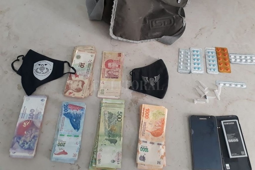 ELLITORAL_346758 |  El Litoral En el domicilio de donde escapó el ladrón, se halló el dinero y los demás elementos sustraidos del comercio.