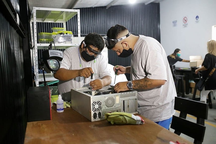 ELLITORAL_376296 |  Gentileza El proceso de desensamble está a cargo de personal municipal y de integrantes de la Dignidad y Vida Sana que fueron capacitados.