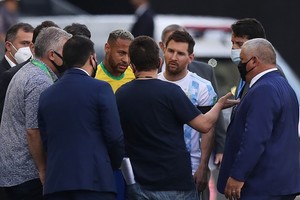 ELLITORAL_401900 |  Reuters Soccer Football - World Cup - South American Qualifiers - Brazil v Argentina - Arena Corinthians, Sao Paulo, Brazil - September 5, 2021 Argentina's Lionel Messi and Brazil's Neymar during an interruption in play REUTERS/Amanda Perobelli
