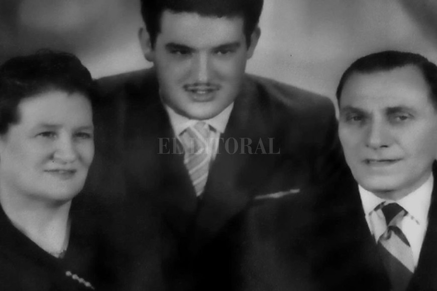 ELLITORAL_403964 |  Gentileza Carlos Guano con su esposa, Carmen Sainz de Baranda, y su hijo.